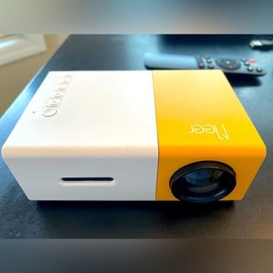 Mini neer projector